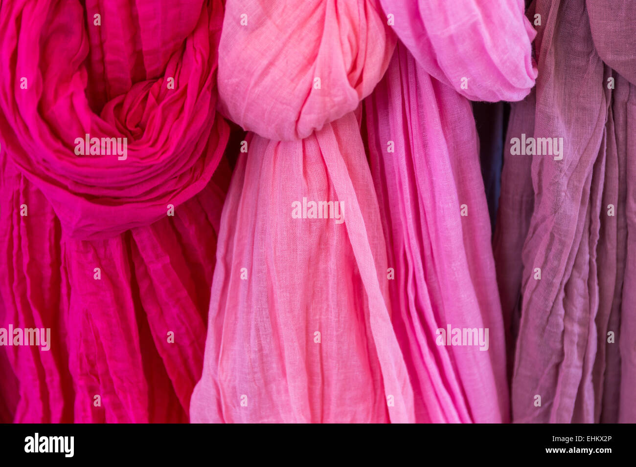 Sélection de diverses variables en foulards roses, pourpres et magenta Banque D'Images