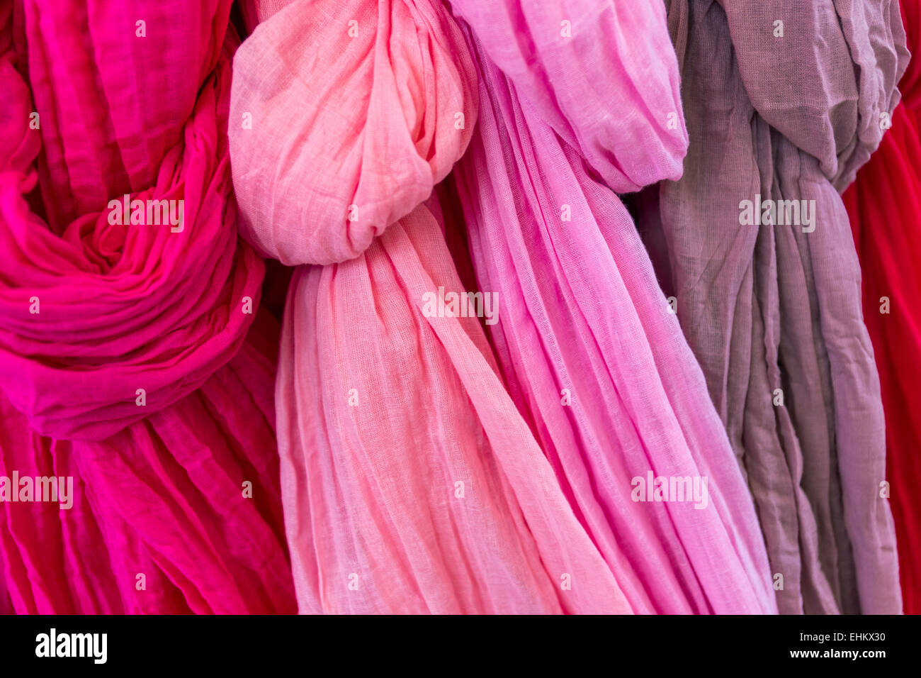 Sélection de diverses variables en foulards roses, pourpres et magenta Banque D'Images