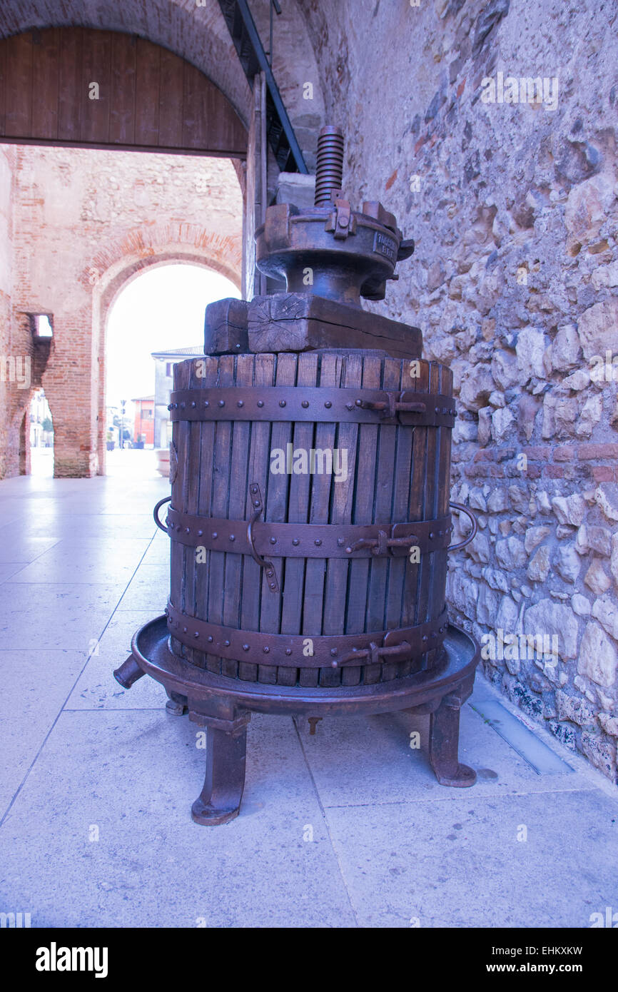 Presse manuelle en bois utilisés pour appuyer sur les raisins et faire du vin en Italie Banque D'Images