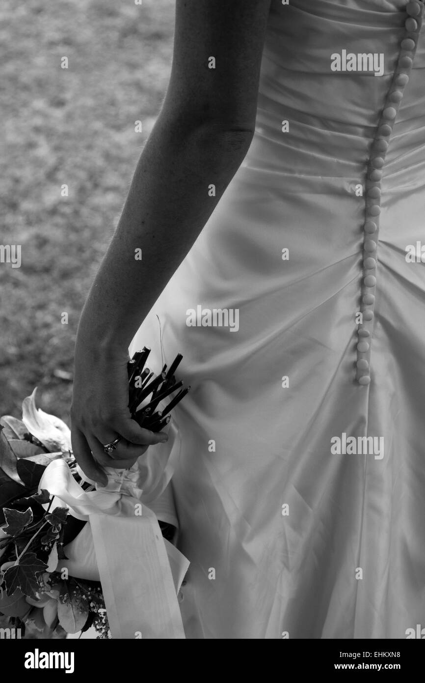 Bride's hand holding bouquet Banque D'Images