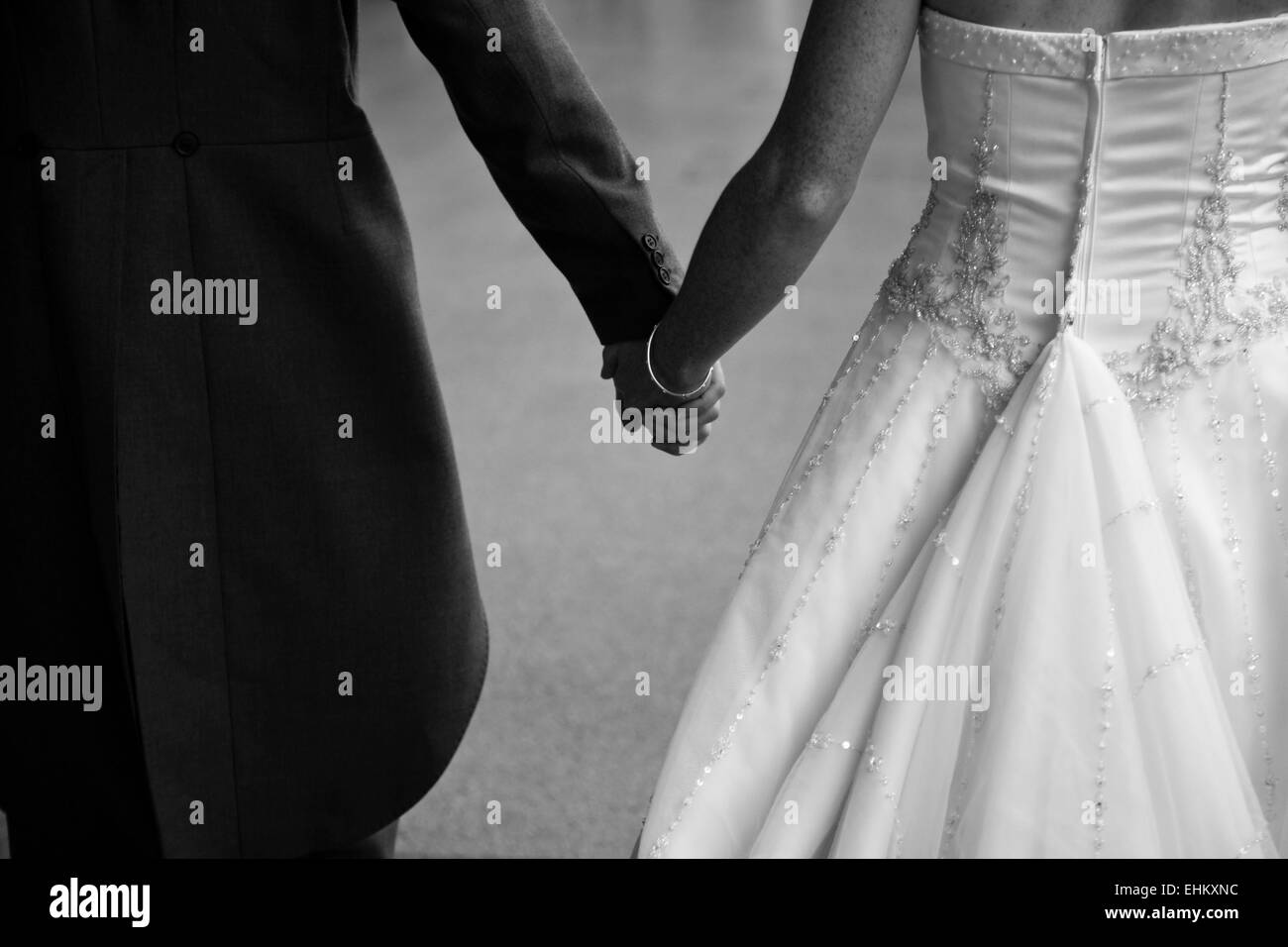Bride and Groom holding hands Banque D'Images