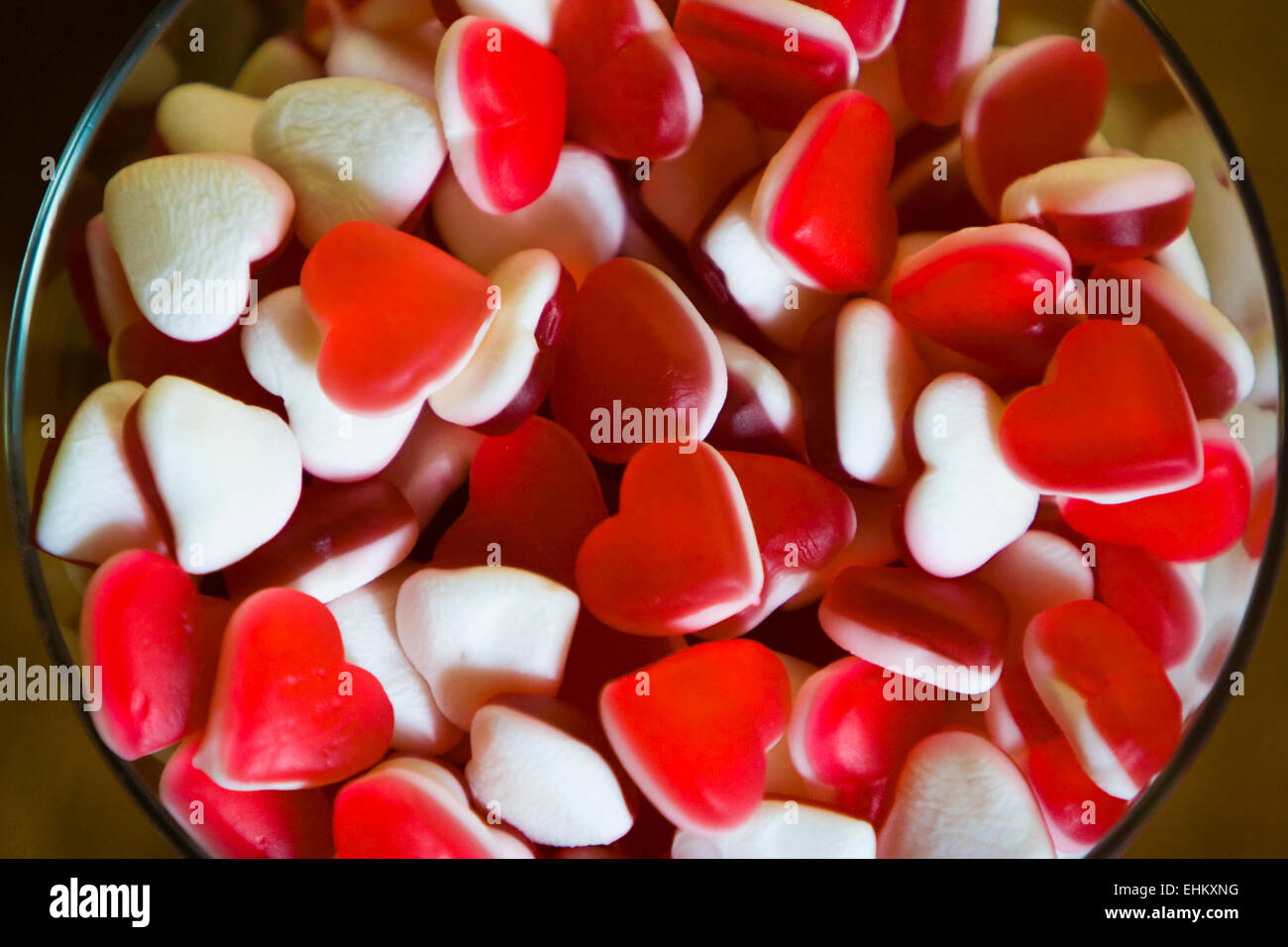Les bonbons gélatineux en forme de coeur dans un pot Banque D'Images