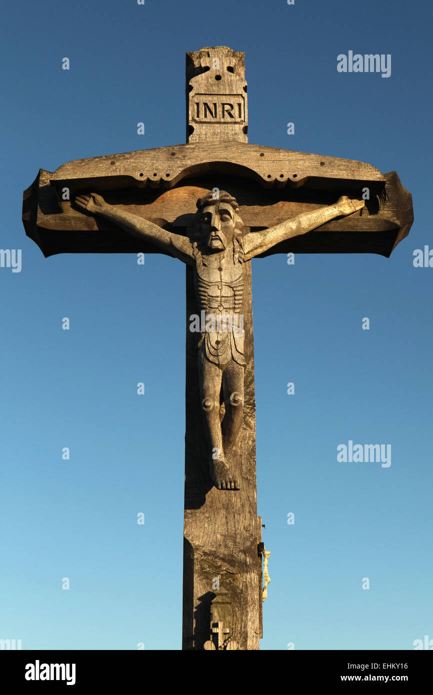 Crucifix en bois à la colline des croix, le plus important site de pèlerinage catholique lituanienne, près de Vilnius, Lituanie. Banque D'Images