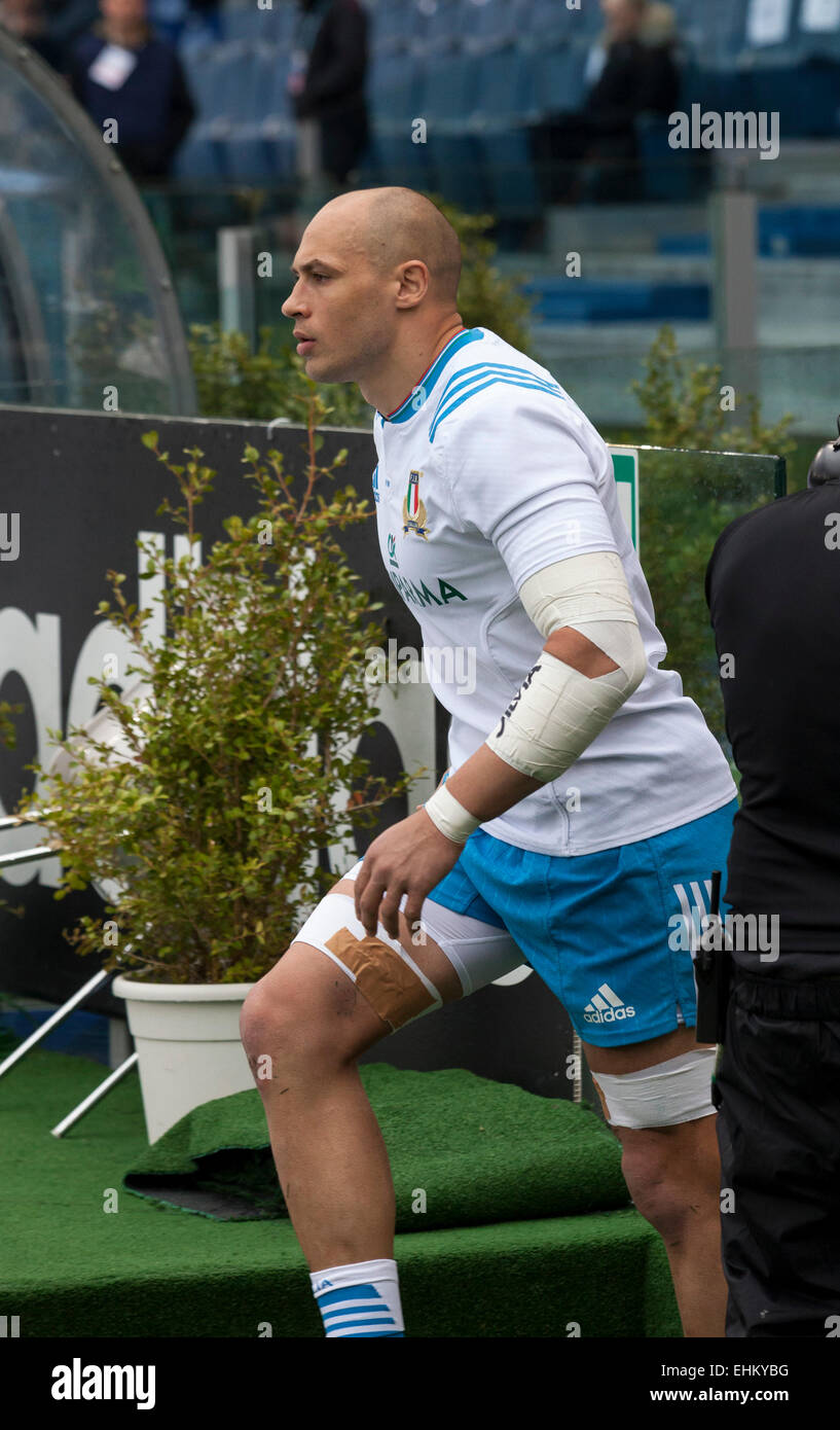 Rome, Italie. Mar 15, 2015. Le capitaine italien Sergio Parisse qui viennent sur le terrain, Stadio Olimpico, Rome, Italie. 15/03/15 Crédit : Stephen Bisgrove/Alamy Live News Banque D'Images