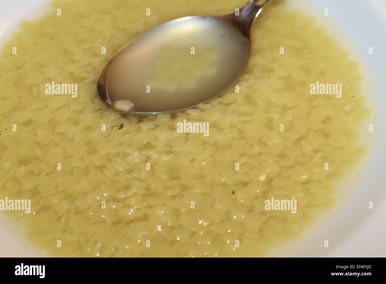 Bouillon de soupe italienne avec pâtes et Photo Stock - Alamy