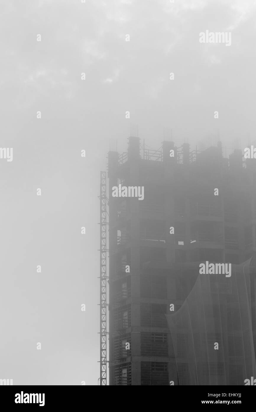 Le noir et blanc bâtiment en construction avec le brouillard. Banque D'Images