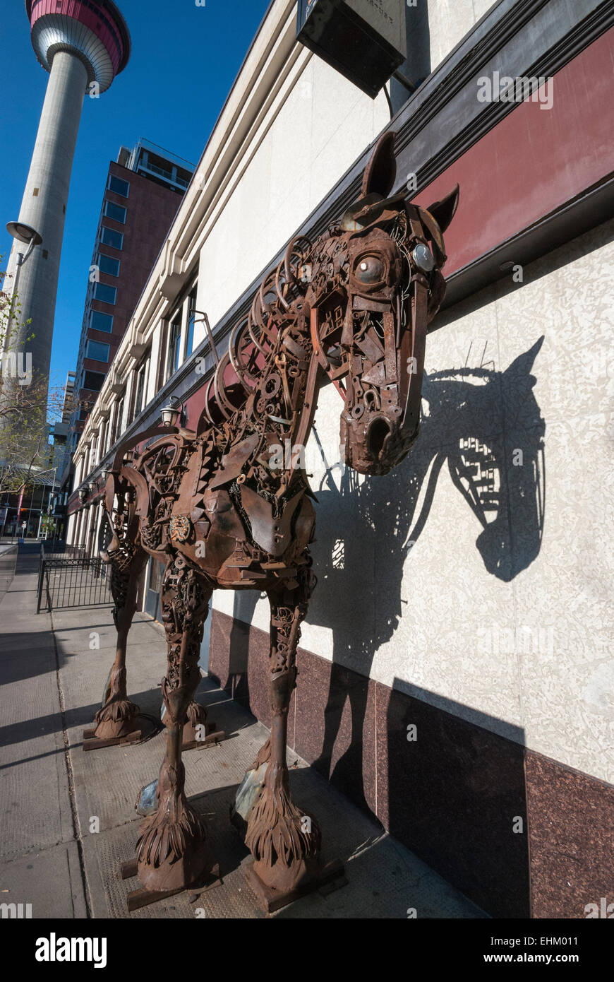 Un cheval de sculpture réalisée entièrement à partir de pièces de machines agricoles anciennes près de Stephen Avenue Mall piétonnier dans le centre-ville de Calgary Banque D'Images