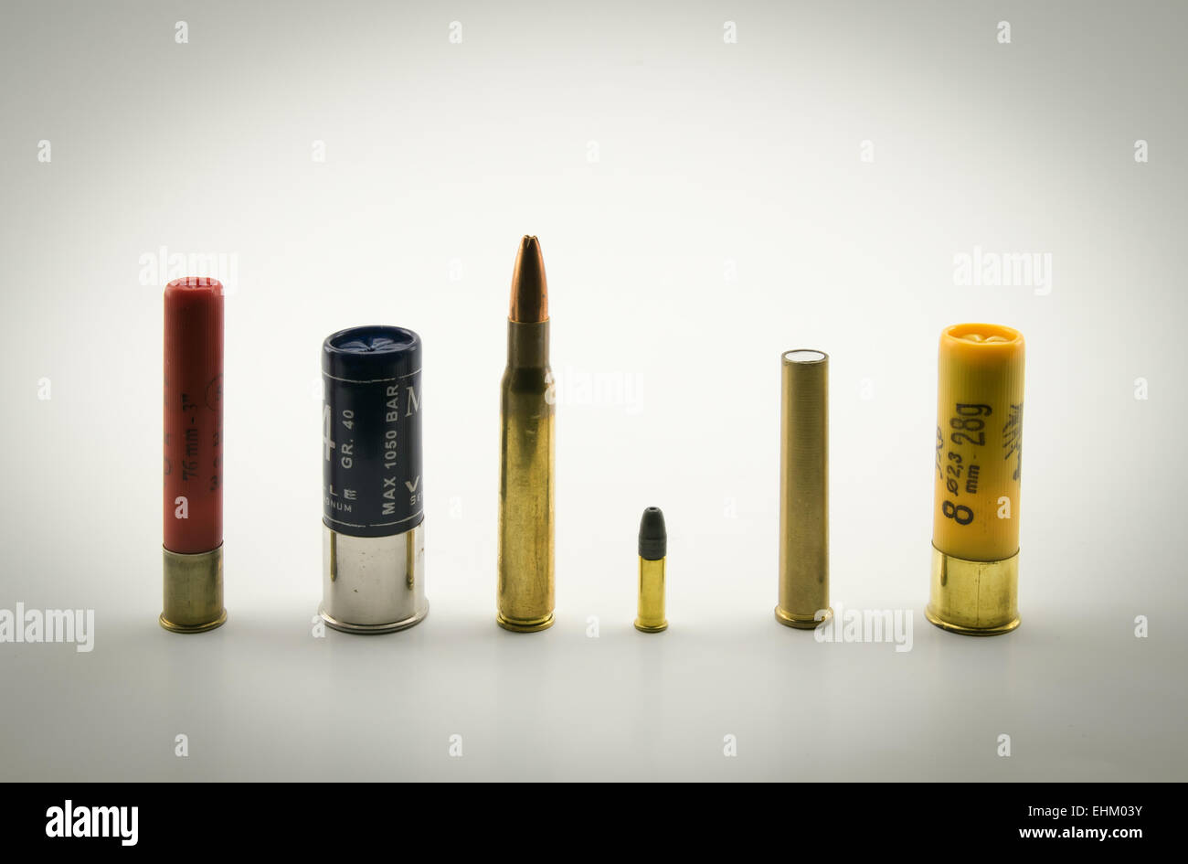 Des munitions de différents calibres et couleur Banque D'Images