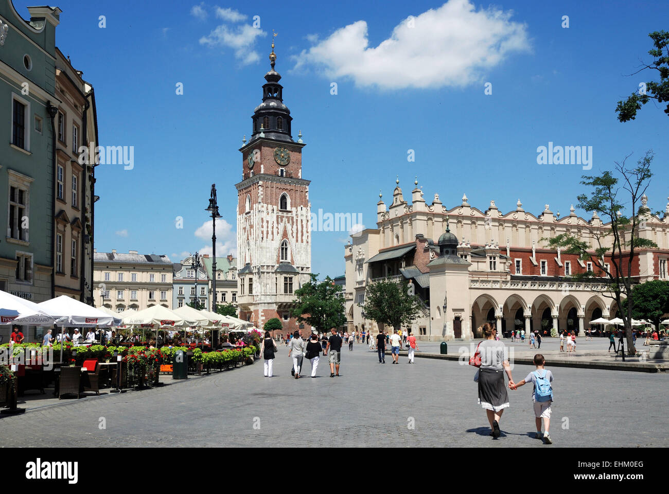 La place principale de Cracovie en Pologne avec tour de ville et de l'Étoffe Halls. Banque D'Images