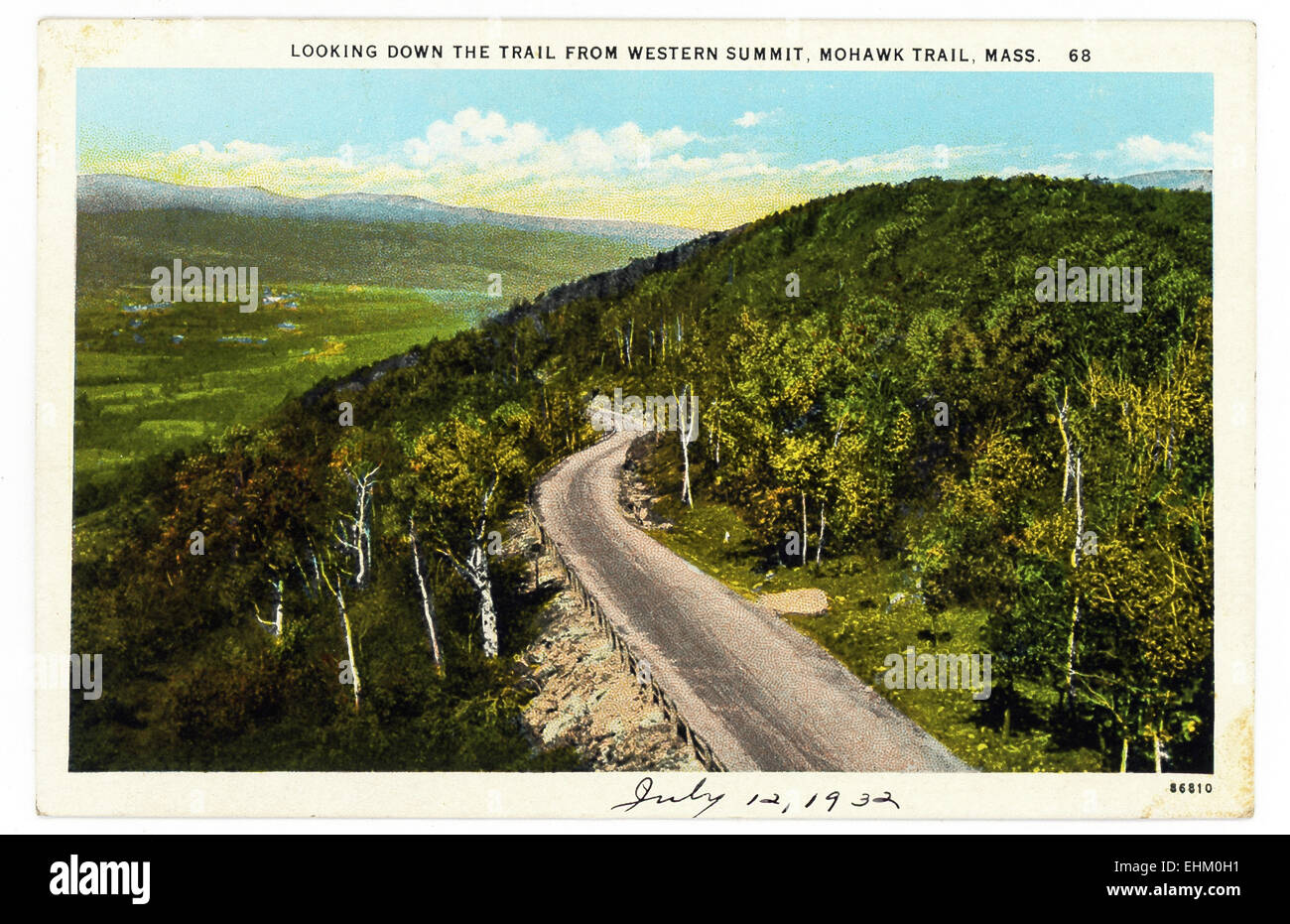 Ce millésime 1930 carte postale montre la vue de dessus le sentier à partir du sommet de l'Ouest le Mohawk Trail dans le Massachusetts. Banque D'Images
