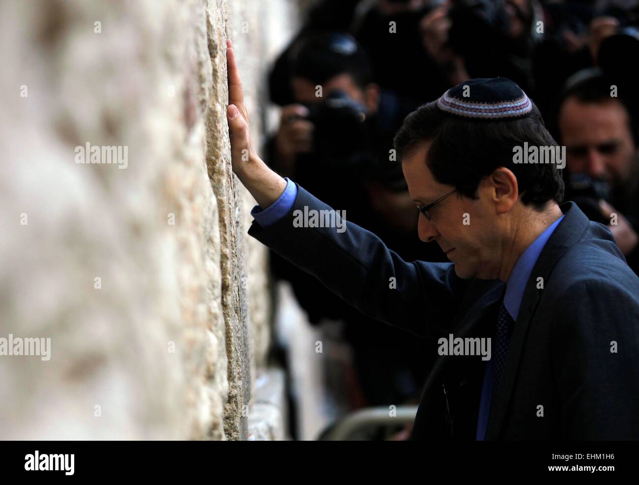Jérusalem. Mar 15, 2015. Le chef de l'Union sioniste Israël Isaac Herzog, également président du Parti du Travail, touche le mur occidental dans la vieille ville de Jérusalem, le 15 mars 2015, deux jours avant le 17 mars des élections. © Muammar Awad/Xinhua/Alamy Live News Banque D'Images