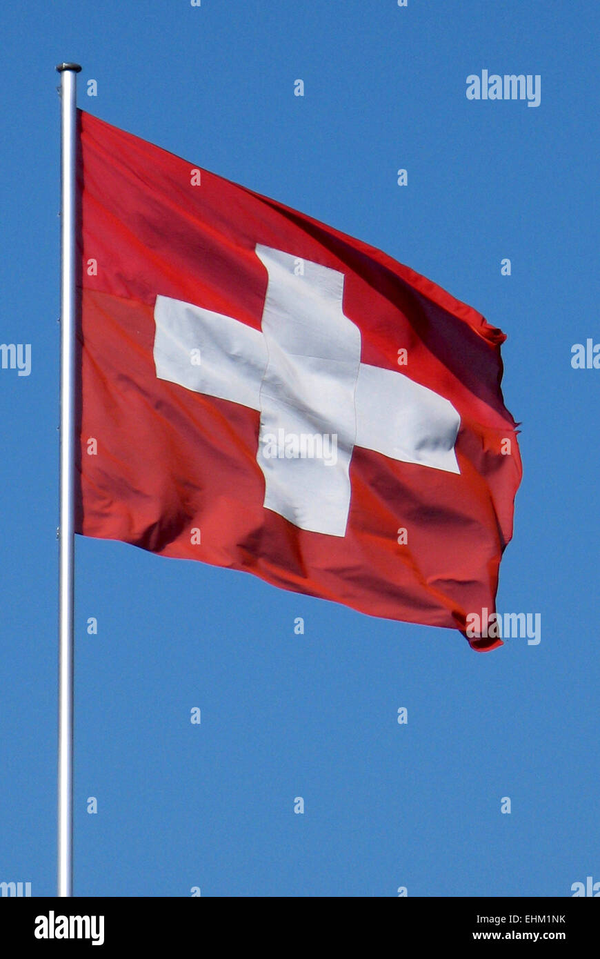 Drapeau national de la Suisse sur un mât à Zurich. Banque D'Images