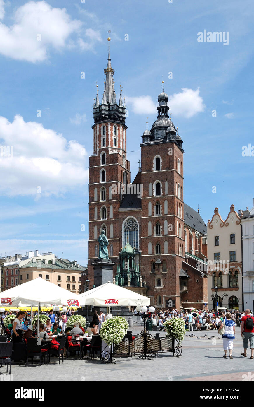 Café de la rue avec les touristes en face de l'église Sainte Marie sur le marché principal de Cracovie en Pologne. Achtung : Nur zur redaktion Banque D'Images