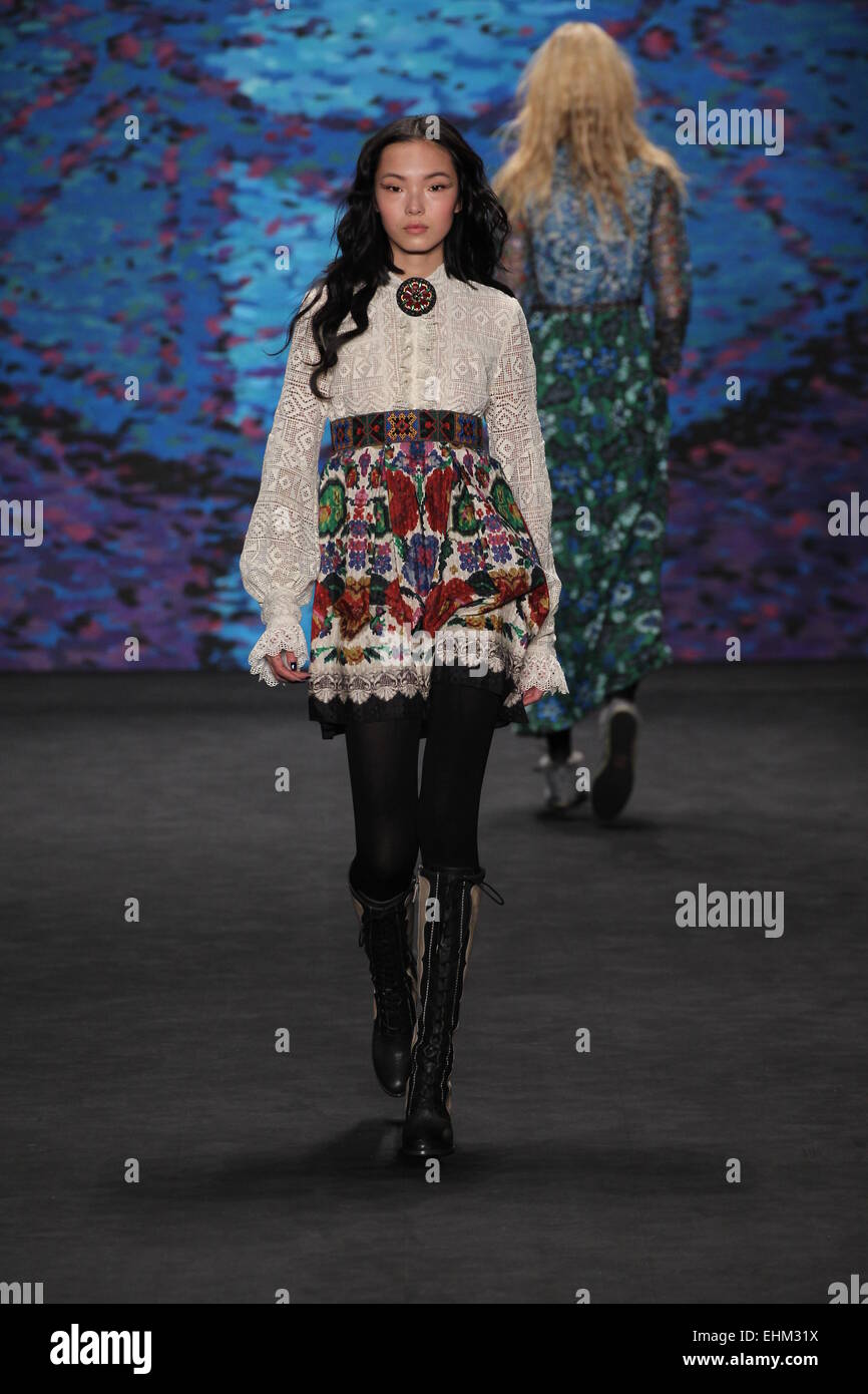 Un model à la Anna Sui MBFW fashion show Automne 2015 Banque D'Images