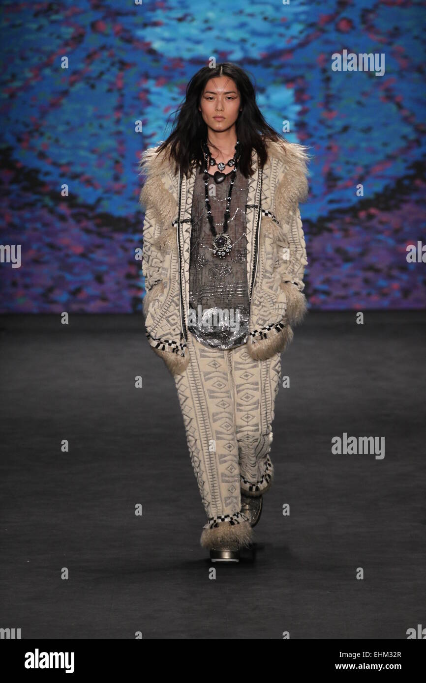 Un model à la Anna Sui MBFW fashion show Automne 2015 Banque D'Images