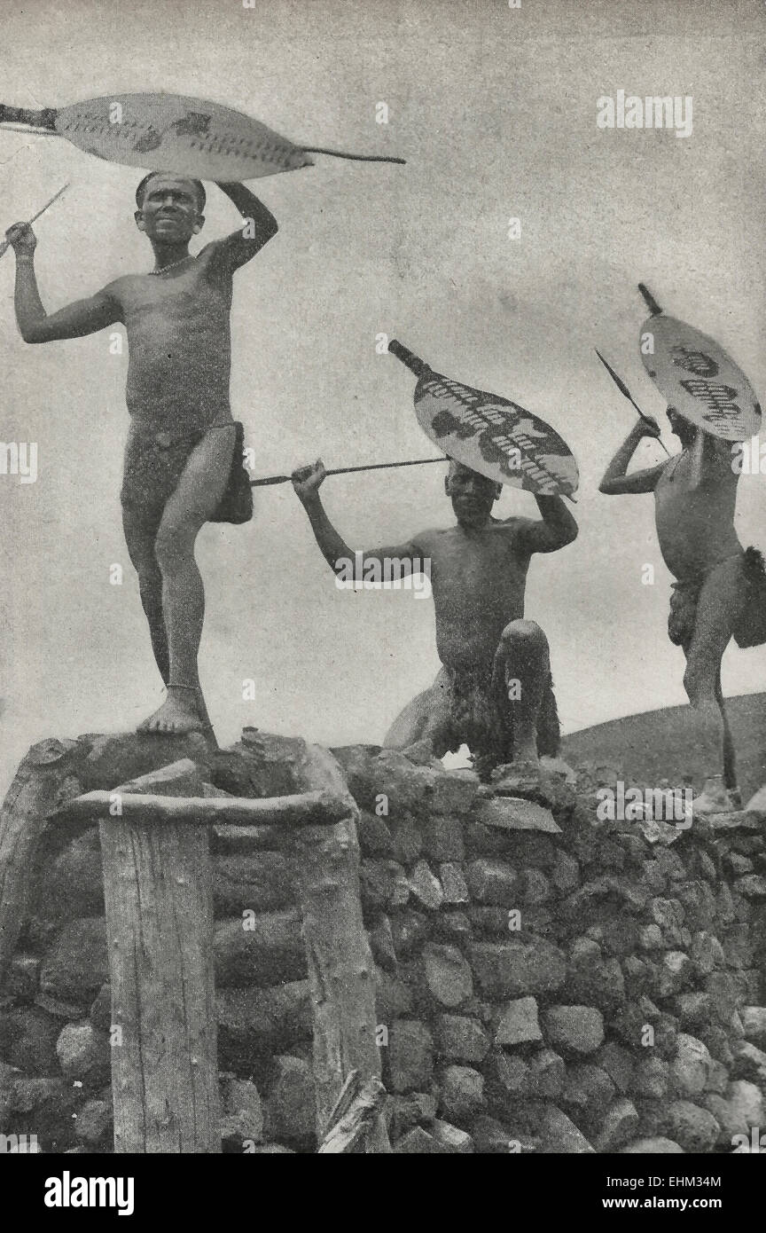 Défiant les guerriers zoulous thunder - Zoulous holding up boucliers lors d'un orage, vers 1895 Banque D'Images