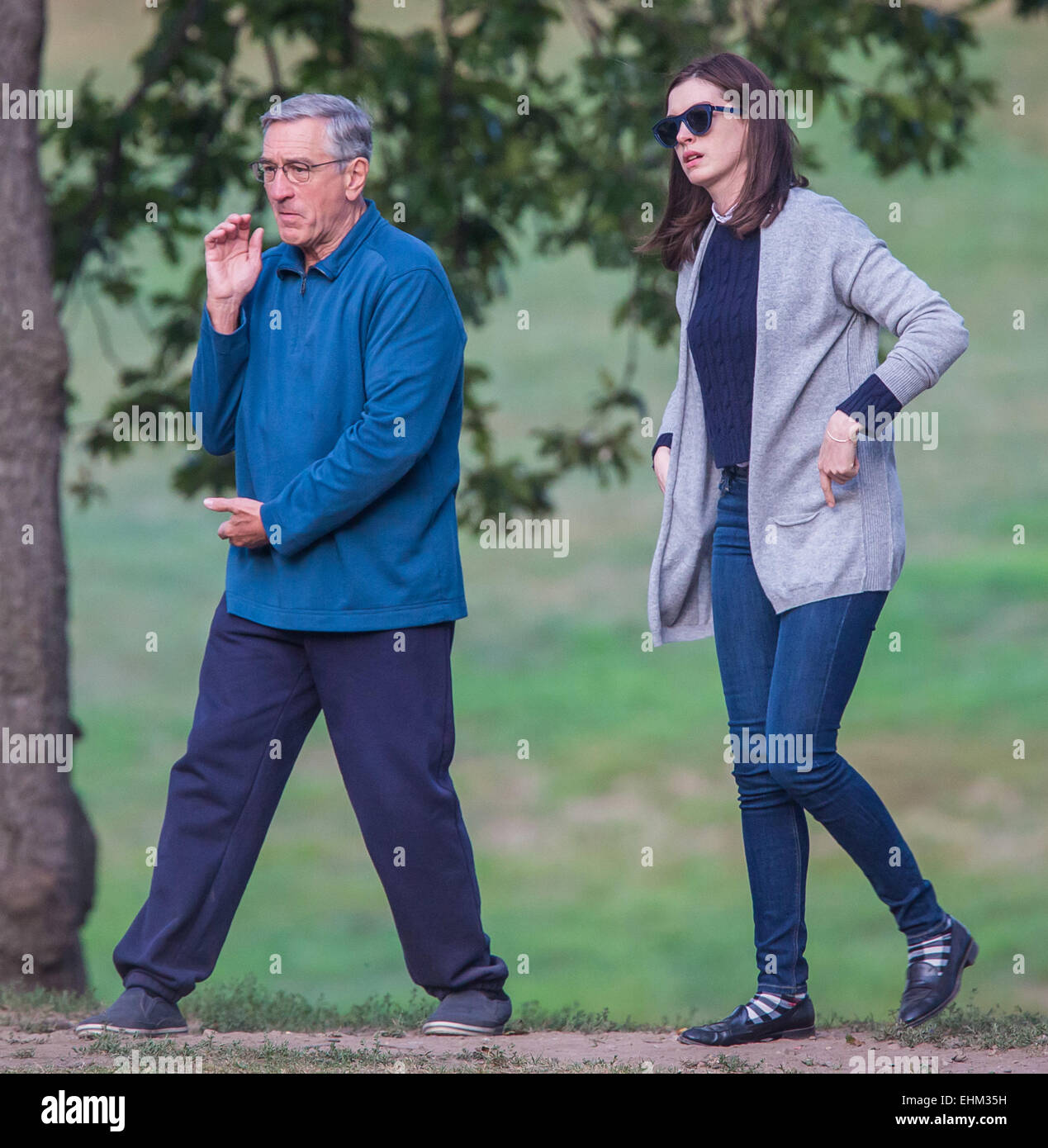Robert De Niro et Anne Hathaway faisant le Tai Chi sur le tournage de leur  prochain film "Le stagiaire" à Brooklyn avec : Anne Hathaway,Robert De Niro  Où : Brooklyn, New York,