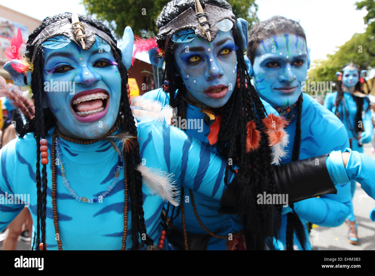 Miami, Floride, USA. 15 mars, 2015. Les artistes interprètes ou exécutants passer pour un personnage du film Avatar au populaire Calle Ocho festival de rue dans le quartier Little Havana à Miami, Floride le dimanche 15 mars, 2015. Credit : SEAN DRAKES/Alamy Live News Banque D'Images