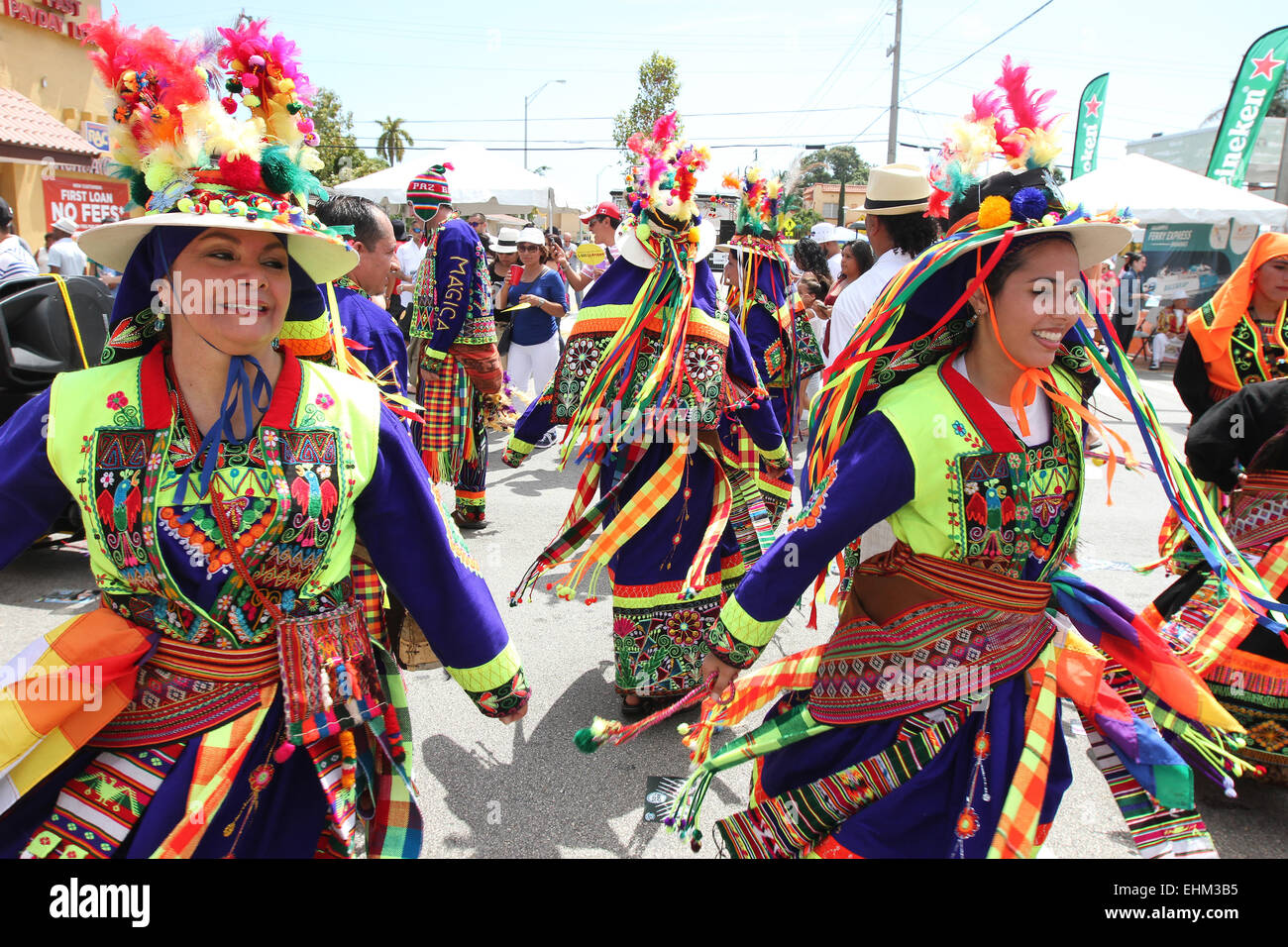 Miami, Floride, USA. 15 mars, 2015. Artistes de la Bolivie démontrer des danses traditionnelles à l'assemblée annuelle de Calle Ocho festival de rue dans le quartier Little Havana à Miami, Floride le dimanche 15 mars, 2015. Credit : SEAN DRAKES/Alamy Live News Banque D'Images