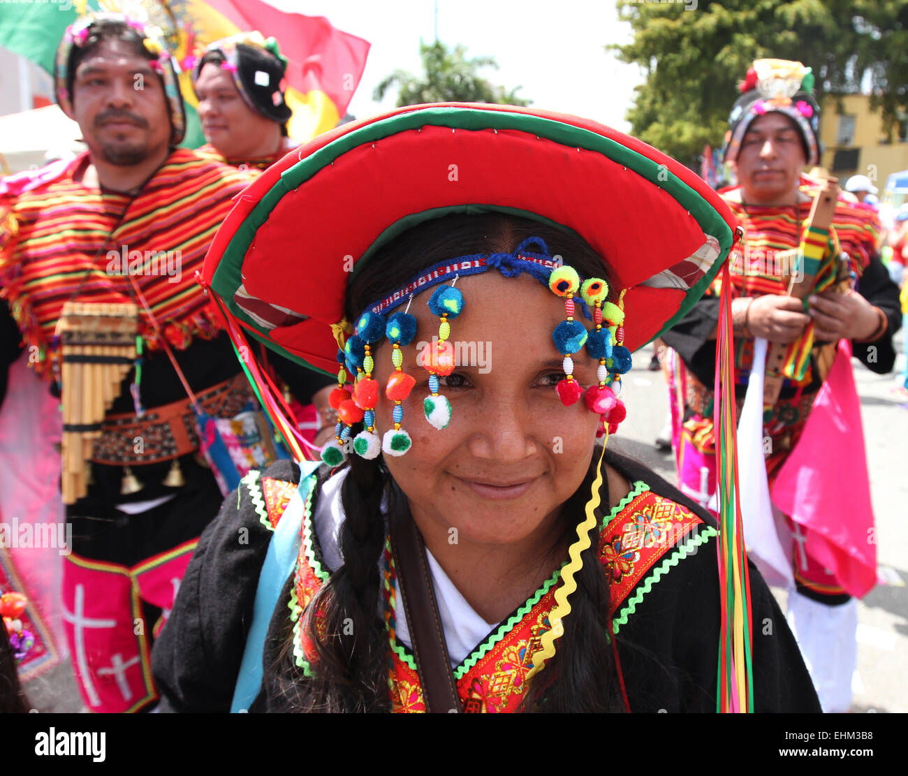 Miami, Floride, USA. 15 mars, 2015. Artistes de la Bolivie démontrer les danses traditionnelles à la Calle Ocho festival de rue dans le quartier Little Havana à Miami, Floride le dimanche 15 mars, 2015. Credit : SEAN DRAKES/Alamy Live News Banque D'Images