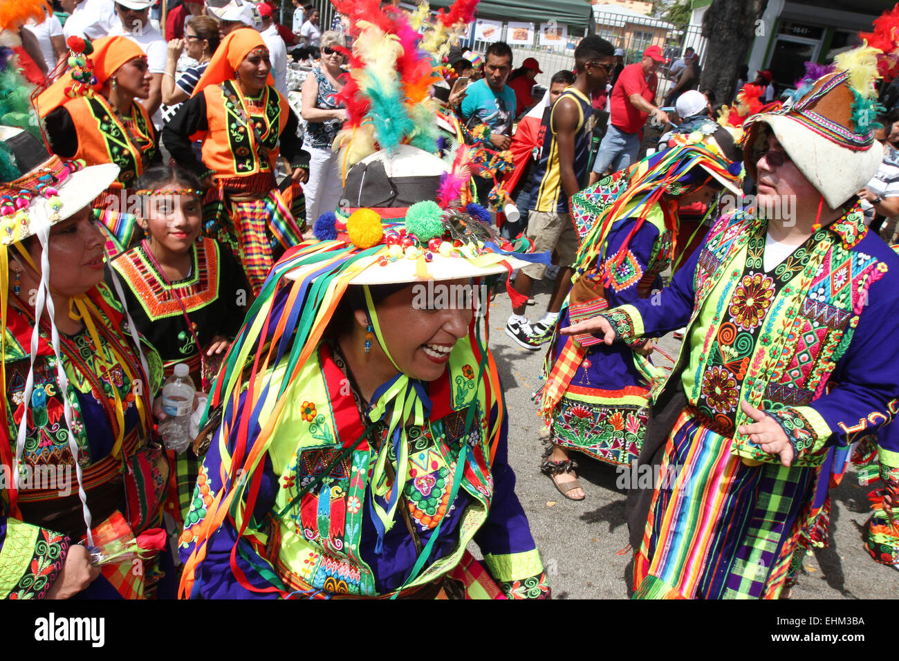 Miami, Floride, USA. 15 mars, 2015. Artistes de la Bolivie démontrer les danses traditionnelles à la Calle Ocho festival de rue dans le quartier Little Havana à Miami, Floride le dimanche 15 mars, 2015. Credit : SEAN DRAKES/Alamy Live News Banque D'Images
