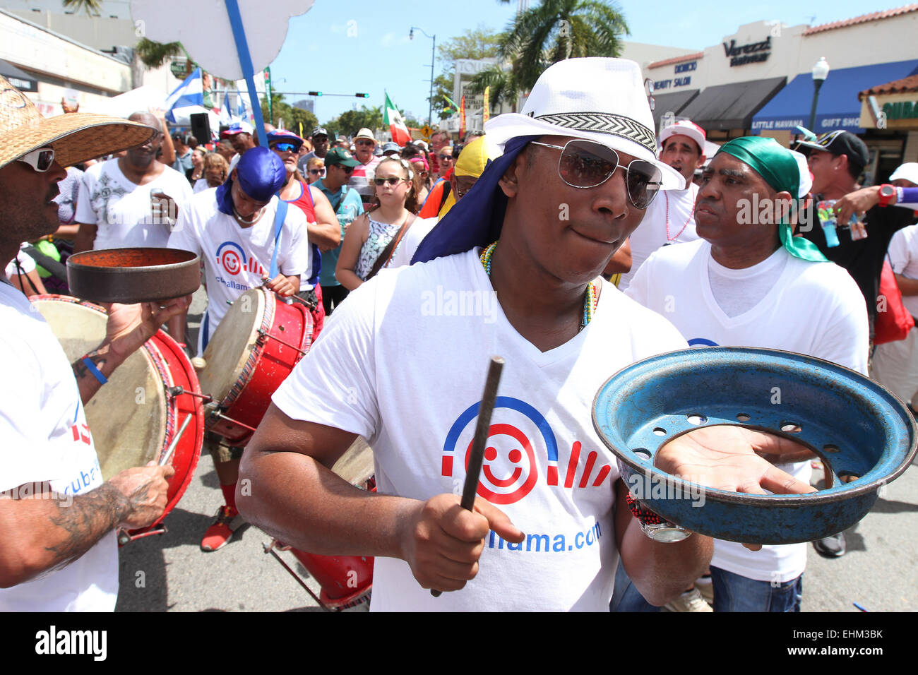 Miami, Floride, USA. 15 mars, 2015. Musiciens avec la conga Coco Ye band de Cuba effectuer lors de l'assemblée annuelle de Calle Ocho festival de rue dans le quartier Little Havana à Miami, Floride le dimanche 15 mars, 2015. Credit : SEAN DRAKES/Alamy Live News Banque D'Images