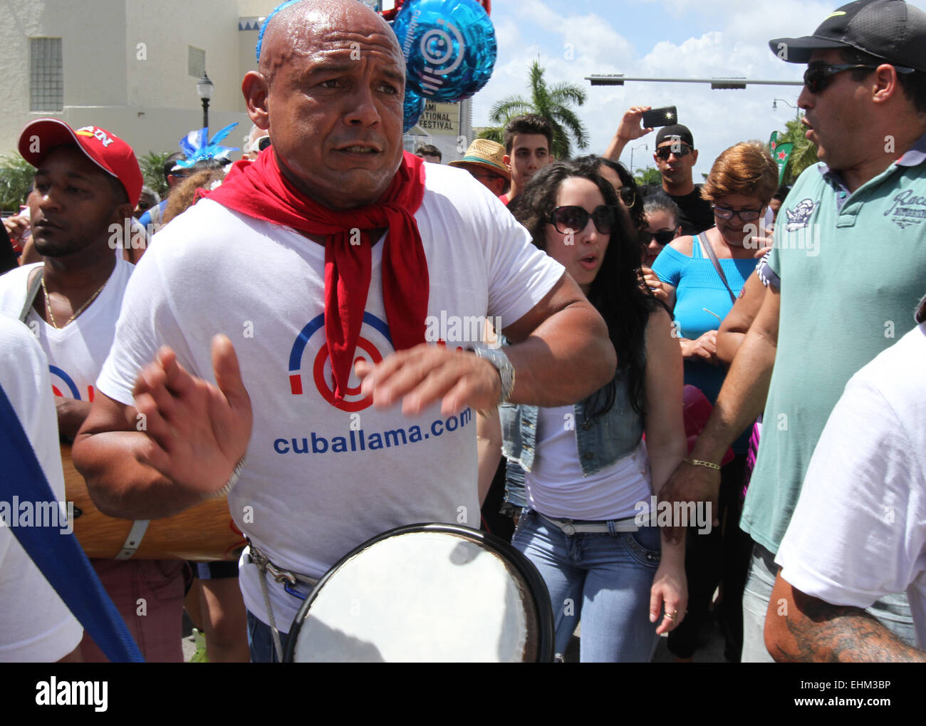 Miami, Floride, USA. 15 mars, 2015. Musiciens avec la conga Coco Ye band cubain effectue lors de l'assemblée annuelle de Calle Ocho festival de rue dans le quartier Little Havana à Miami, Floride le dimanche 15 mars, 2015. Credit : SEAN DRAKES/Alamy Live News Banque D'Images