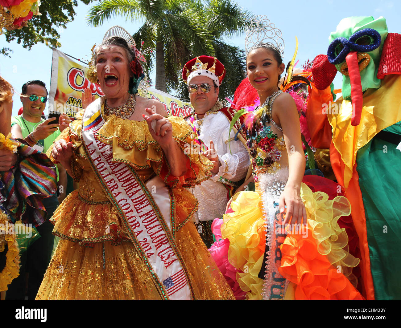 Miami, Floride, USA. 15 mars, 2015. Les membres de la Tropa Rumbera défilé en costumes traditionnels lors de l'assemblée annuelle de Calle Ocho festival de rue dans le quartier Little Havana à Miami, Floride le dimanche 15 mars, 2015. Credit : SEAN DRAKES/Alamy Live News Banque D'Images