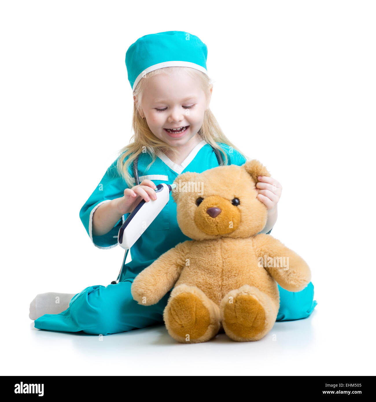 Enfant girl playing doctor avec peluche Photo Stock - Alamy