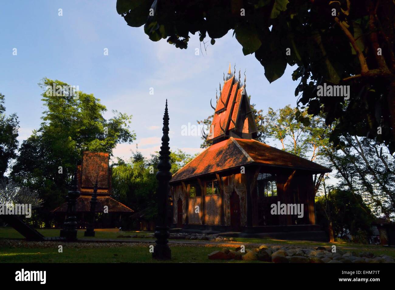 Maison traditionnelle en bois de style thaï Banque D'Images