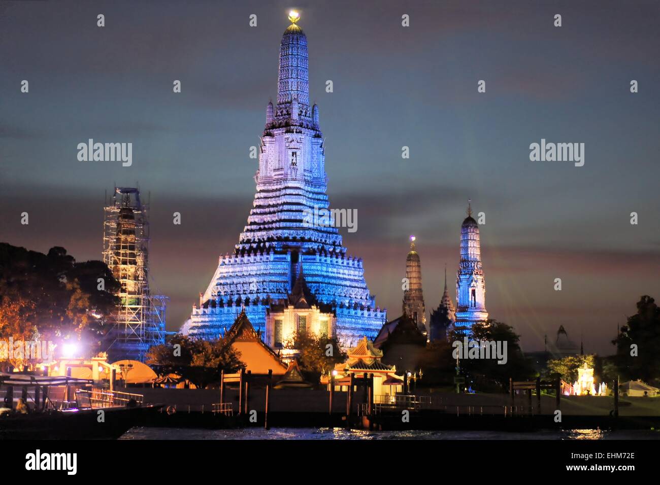 Allumé en Temple de l'aube, le Wat Arun, Bangkok, Thaïlande Banque D'Images