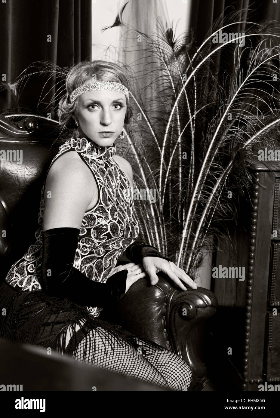 Le portrait d'une femme vêtue de Vintage 1920's flapper style clothing en noir et blanc Banque D'Images