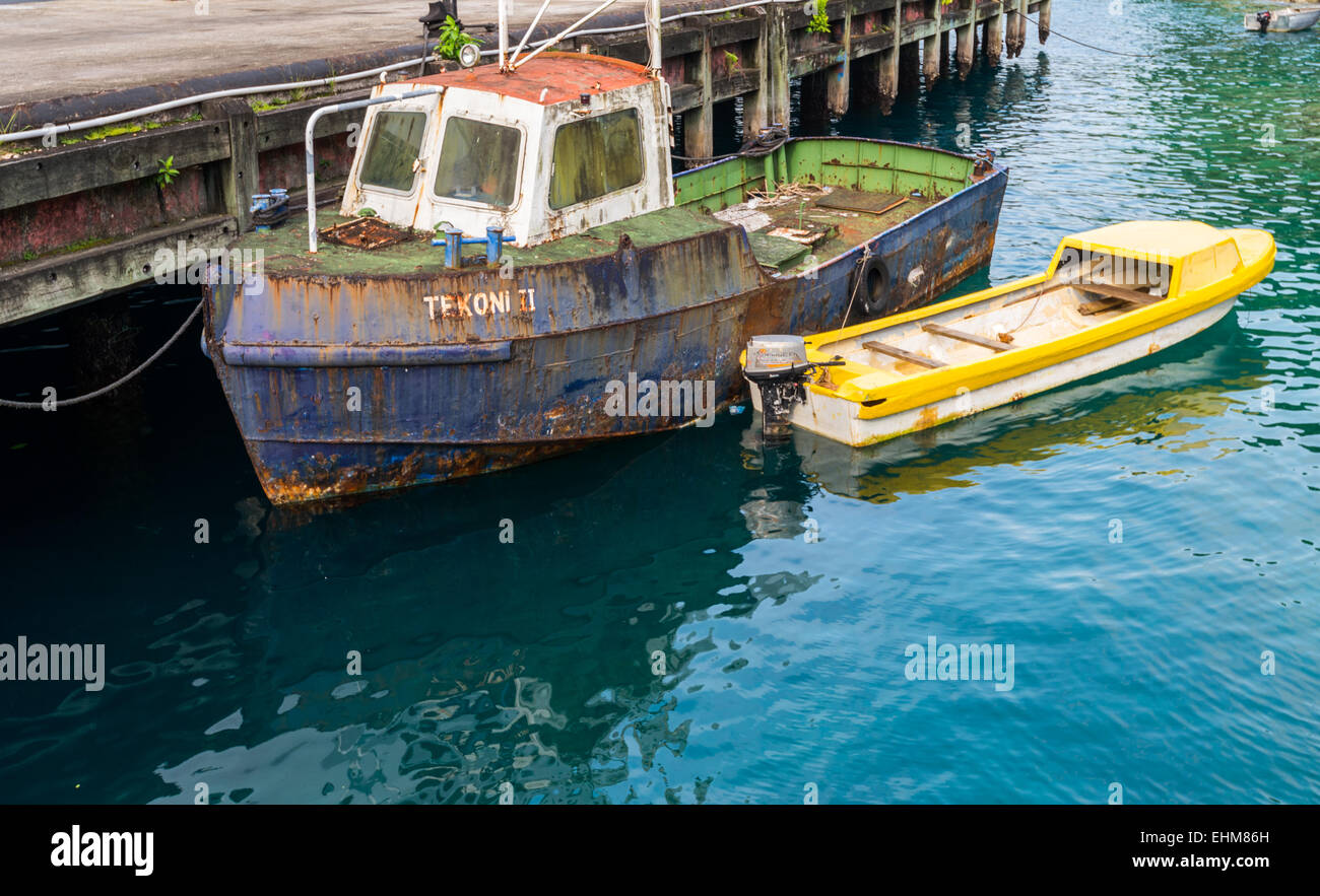 Vieux bateau remorqueur au Port de Port Vila Vanuatu. Banque D'Images