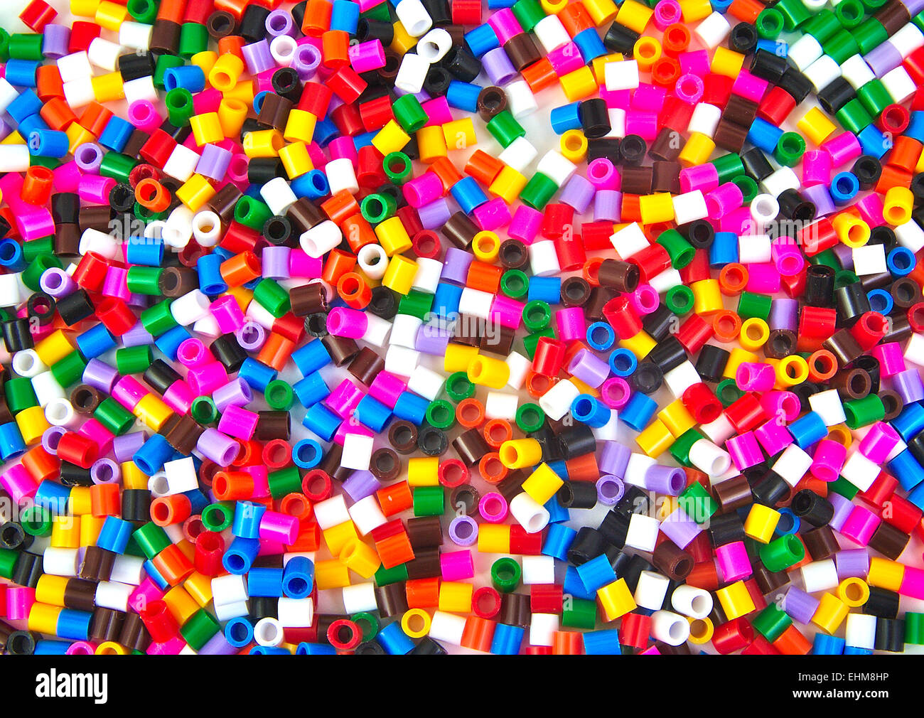 https://c8.alamy.com/compfr/ehm8hp/bande-de-petits-cylindres-en-plastique-colore-toys-ehm8hp.jpg