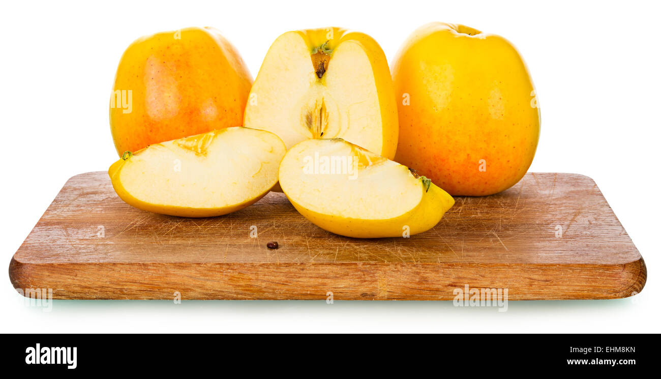 Des pommes mûres Golden delicious isolé sur fond de bois rustique Banque D'Images