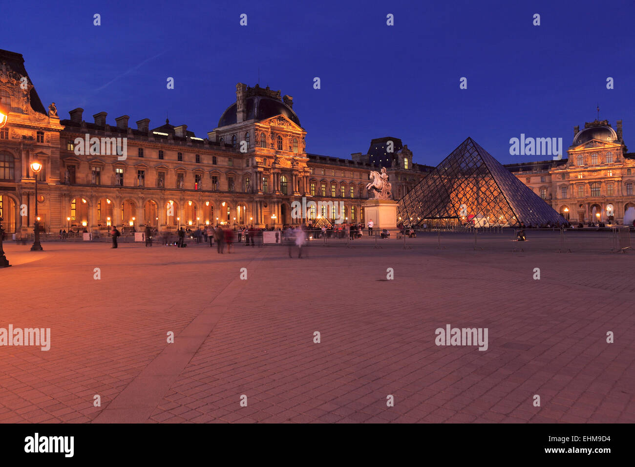 Vue de nuit sur le palais du Louvre et de la pyramide, Paris, France Banque D'Images