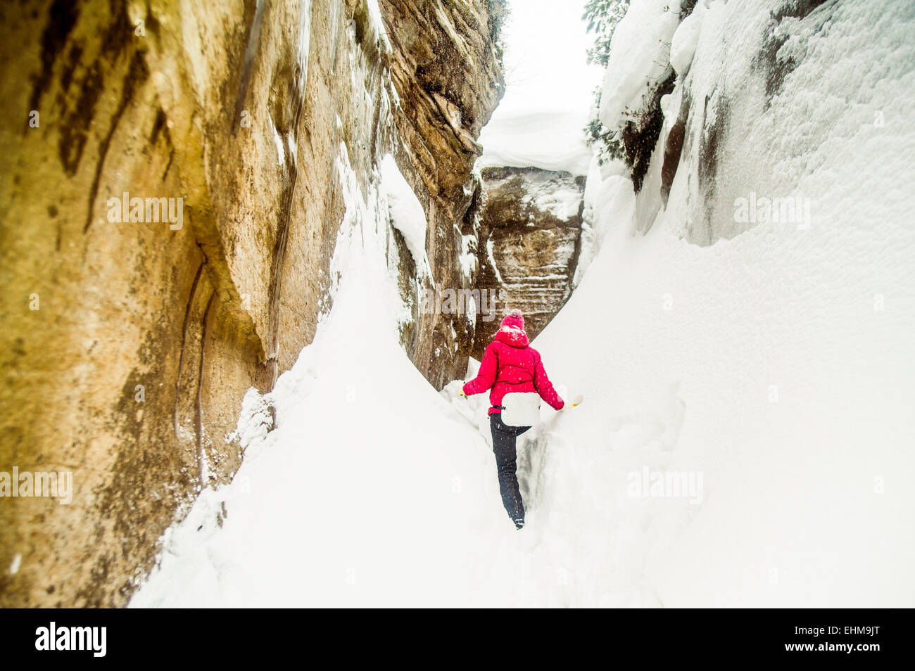 Caucasian hiker explorer snowy rock formations Banque D'Images