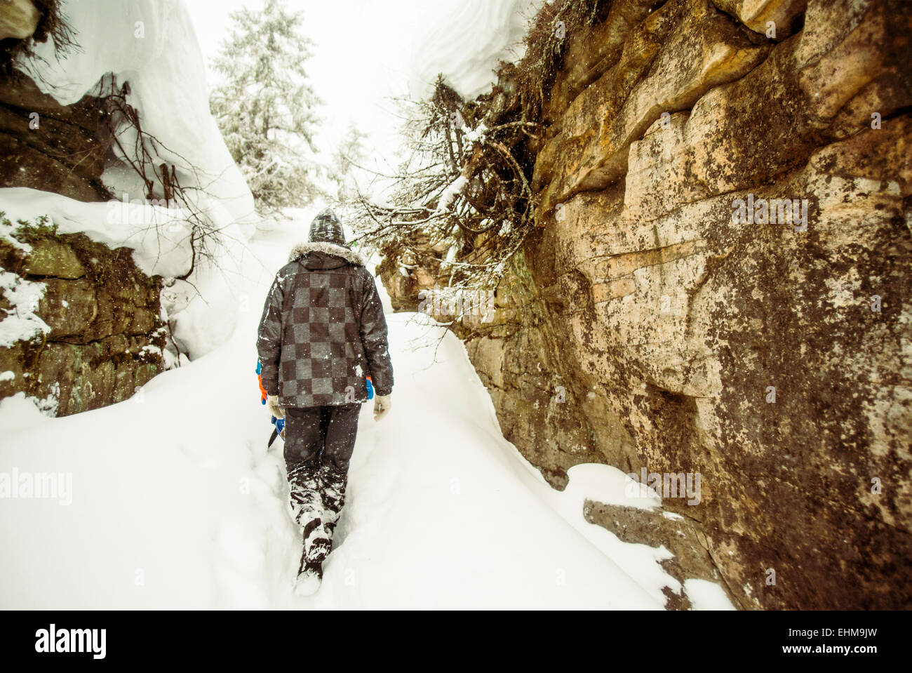 Caucasian hiker explorer snowy rock formations Banque D'Images