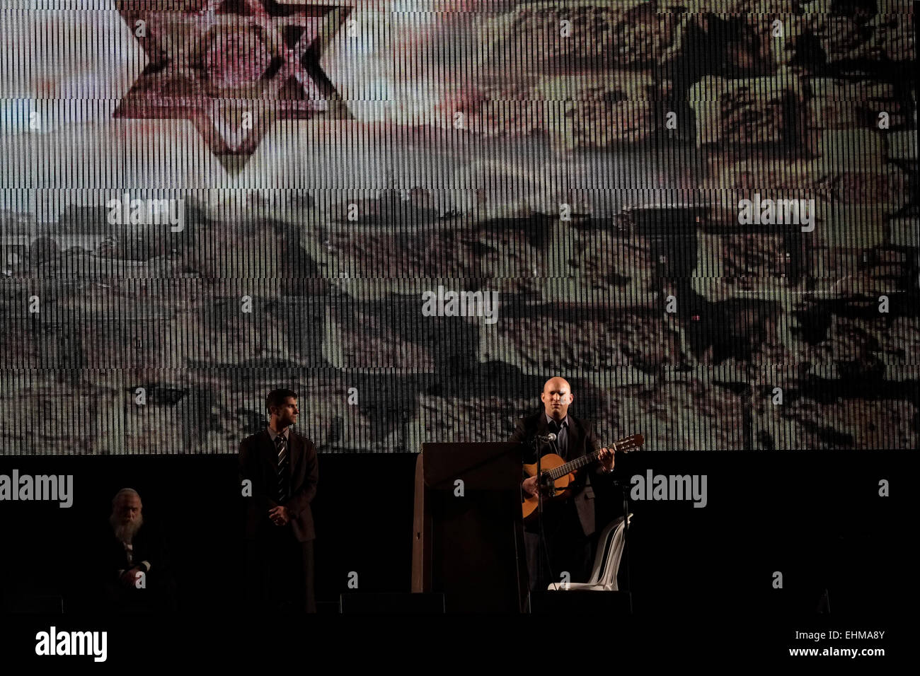 Le ministre israélien de l'économie et président du parti de droite Bayit Yehudi (Maison juive) Naftali Bennett jouant une guitare et chantant « Jérusalem d'Or », lors d'un rassemblement électoral de droite à tel Aviv, Israël, le 15 mars 2015. Plus de 40,000 personnes se sont rassemblées à tel Aviv pour soutenir le parti de droite au pouvoir, le Likoud, dirigé par le Premier ministre israélien Benjamin Netanyahu, deux jours avant les élections législatives du pays, alors que les sondages annoncent la fin de son règne. Banque D'Images