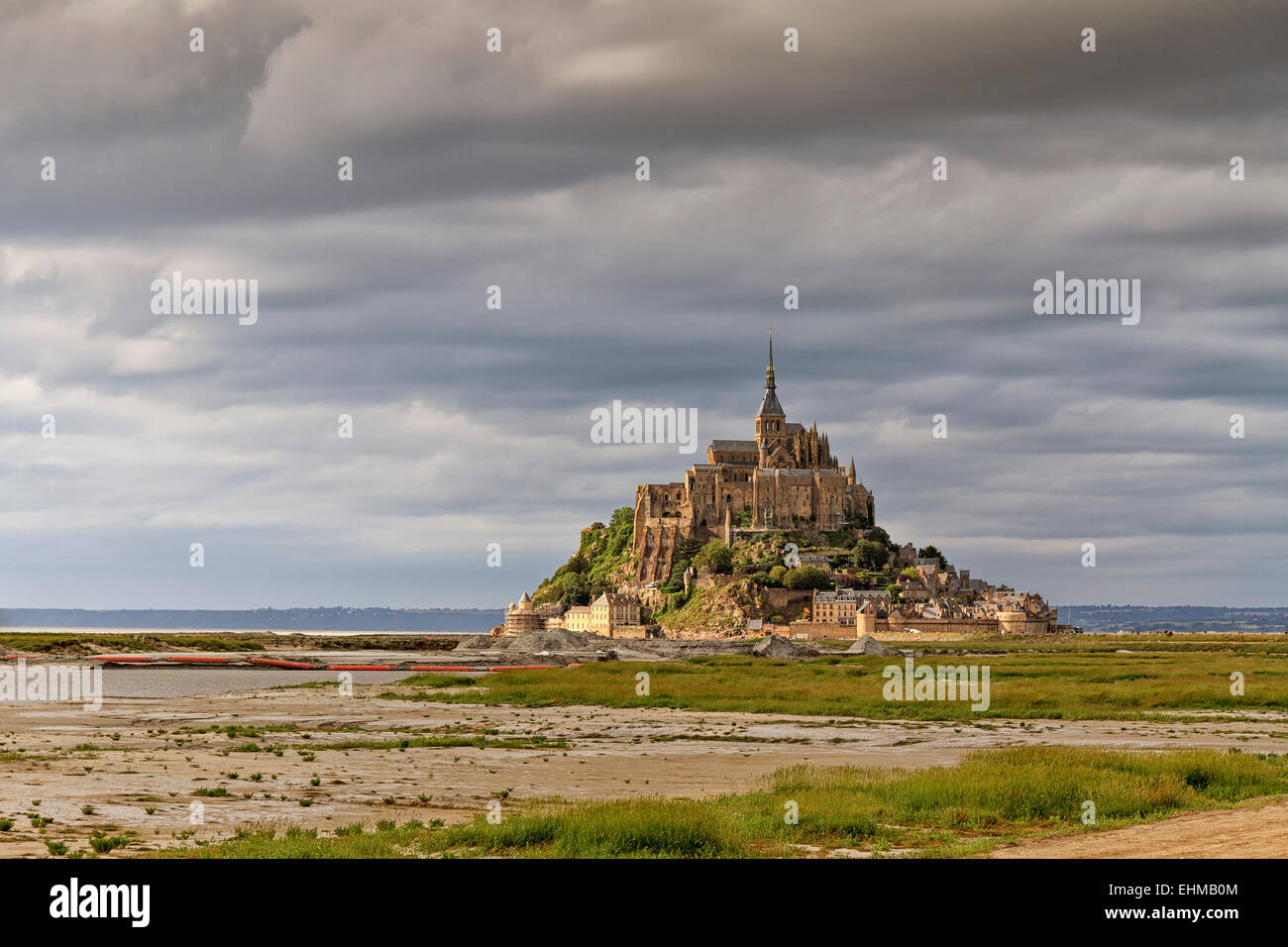 Le Mont-Saint-Michel avec l'abbaye bénédictine sur l'îlot rocheux du Mont Saint-Michel dans la lumière du soir Banque D'Images
