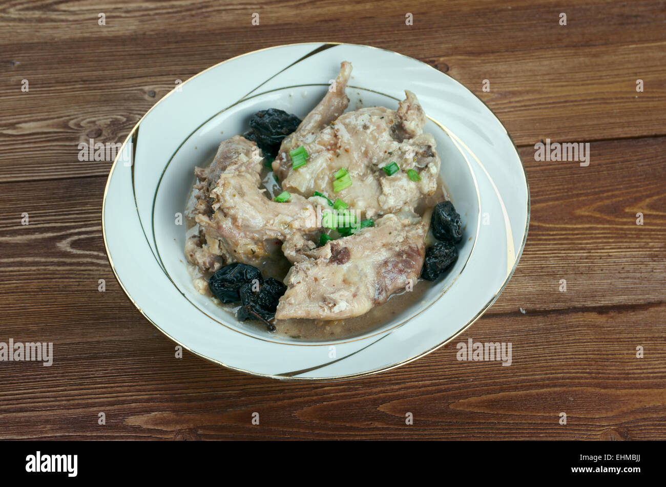 Lapin la tournaisienne - lapin dans une sauce noire. La cuisine belge Banque D'Images