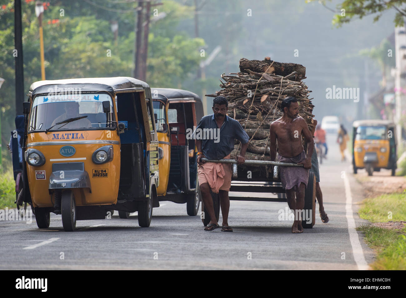Les journaliers tirant une charrette chargée de bois, Alappuzha, Kerala, Inde Banque D'Images