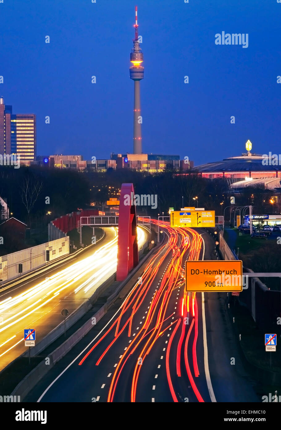 Autoroute A40 avec Florian tower, Dortmund, Ruhr, Rhénanie du Nord-Westphalie, Allemagne Banque D'Images