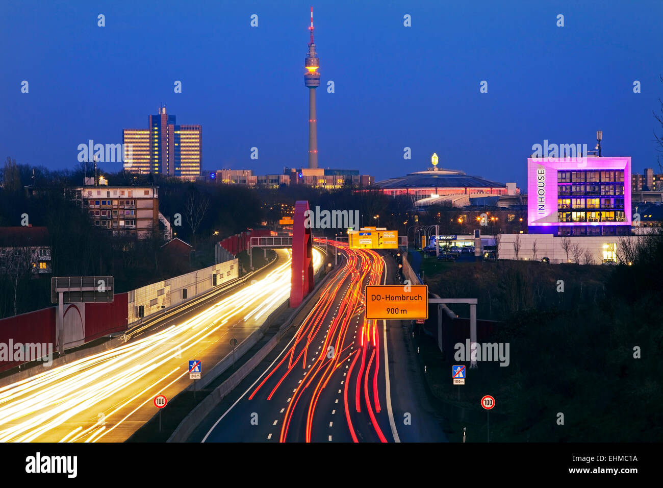 Autoroute A40 avec Florian tower, Dortmund, Ruhr, Rhénanie du Nord-Westphalie, Allemagne Banque D'Images