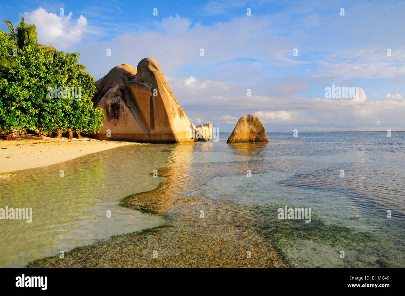 Les roches de granit sur la plage Anse Source d&# 39;Argent, La Digue, Seychelles Banque D'Images