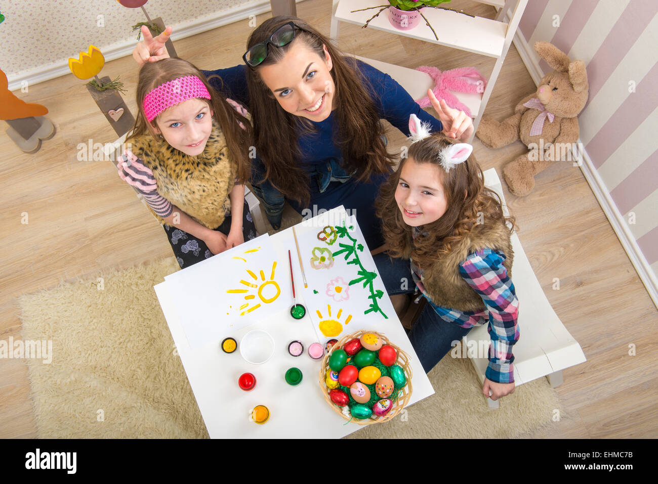 Pâques - la mère et les deux filles en préparation à Pâques Banque D'Images