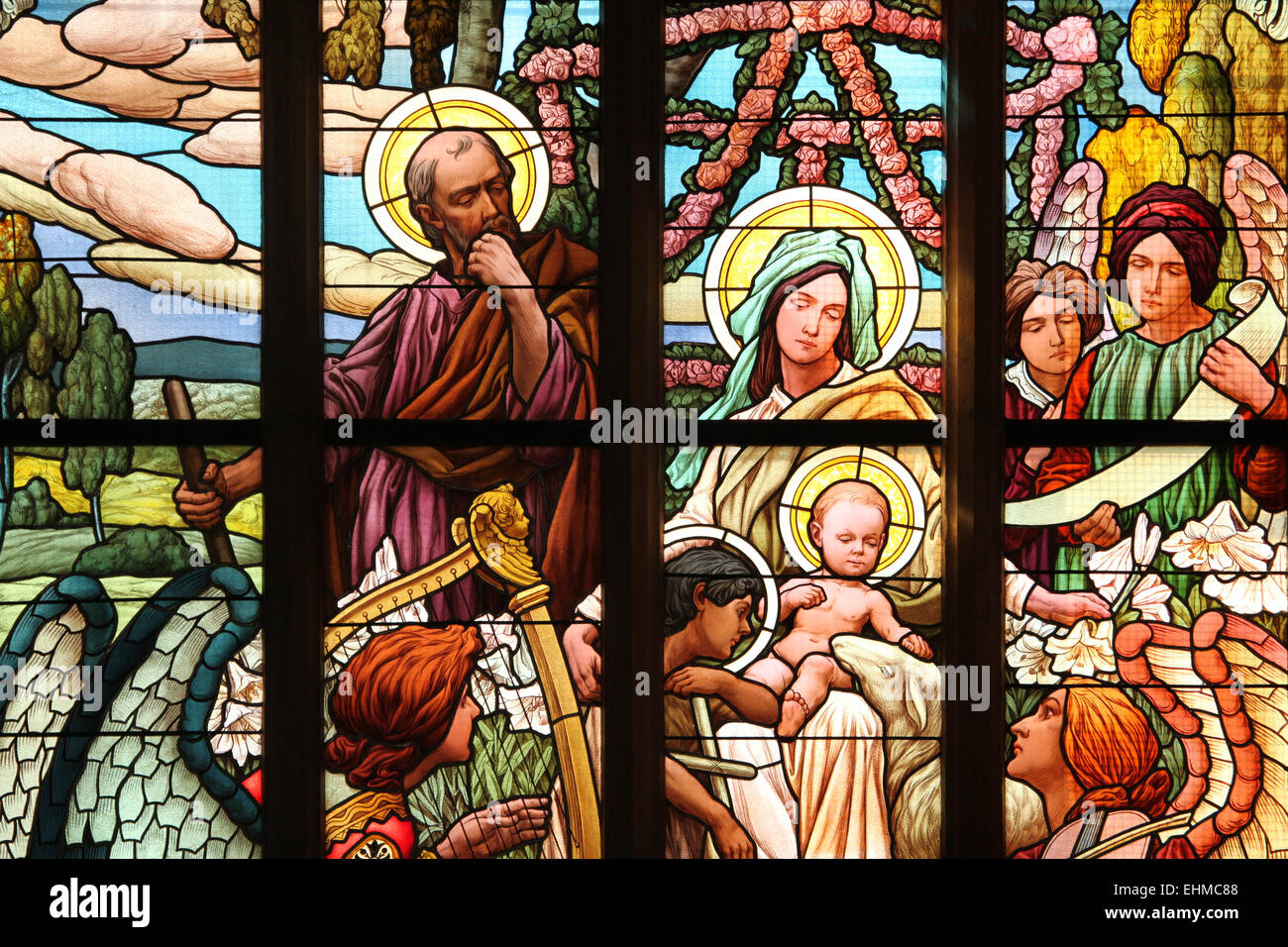 La Sainte Famille. Vitrail Art Nouveau à Saint Barbara's Church à Kutná Hora, République tchèque. Banque D'Images