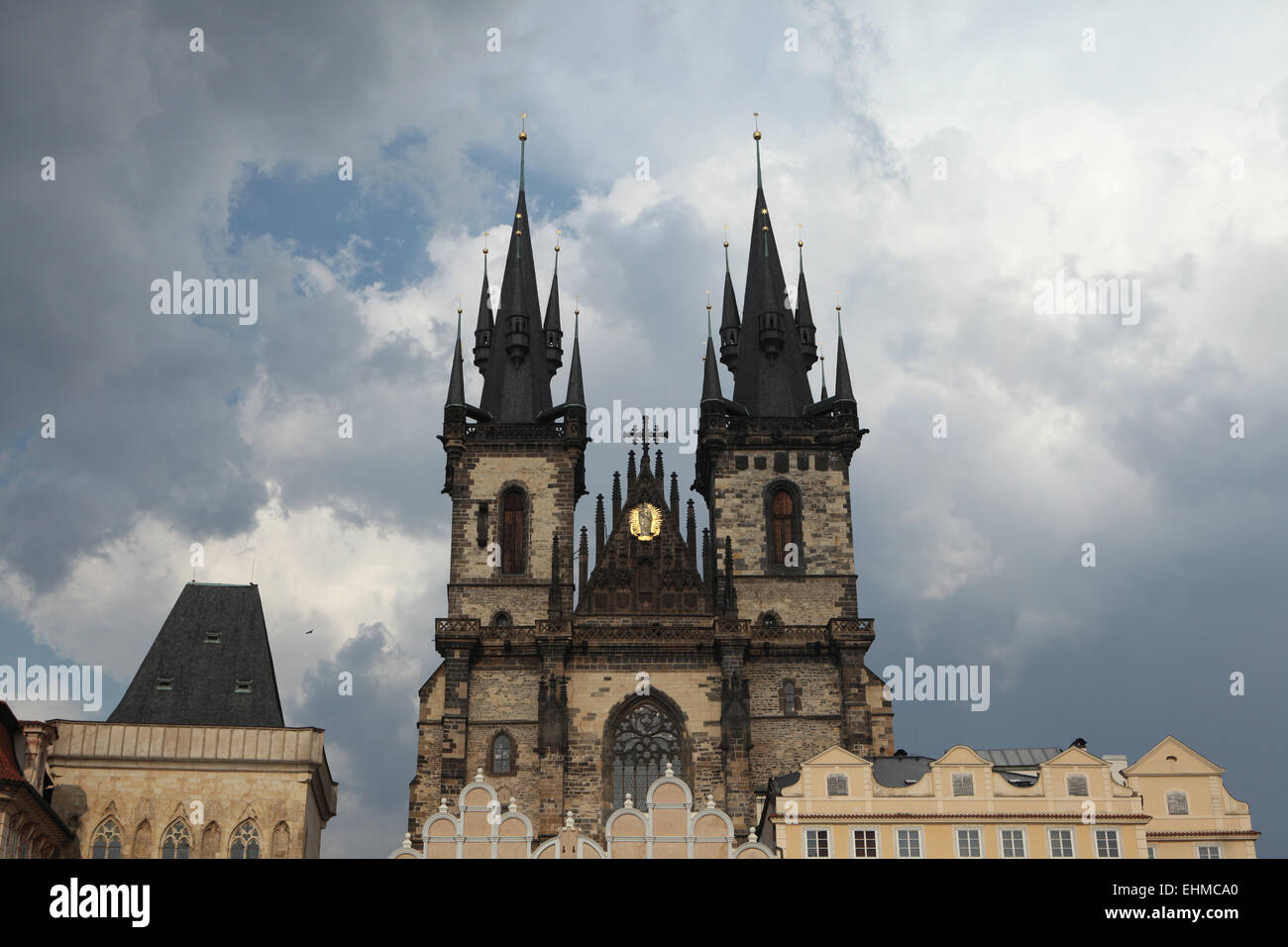L'église de Tyn à la place de la Vieille Ville à Prague, en République tchèque. Banque D'Images