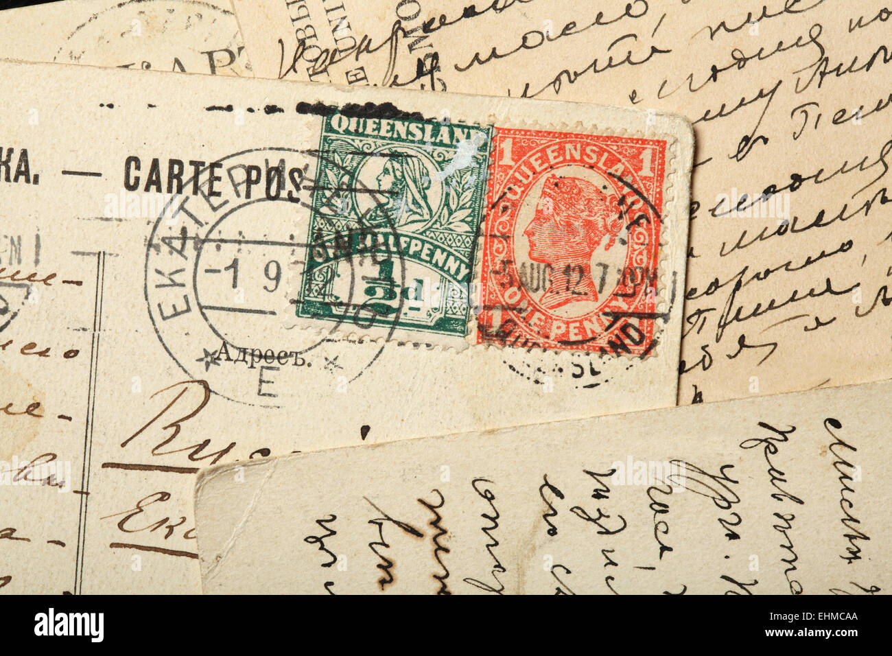 Les timbres de la reine Victoria, Australie, Queensland. Un cent timbres Rouge (1897-1911) et un demi-penny Green stamp. Banque D'Images