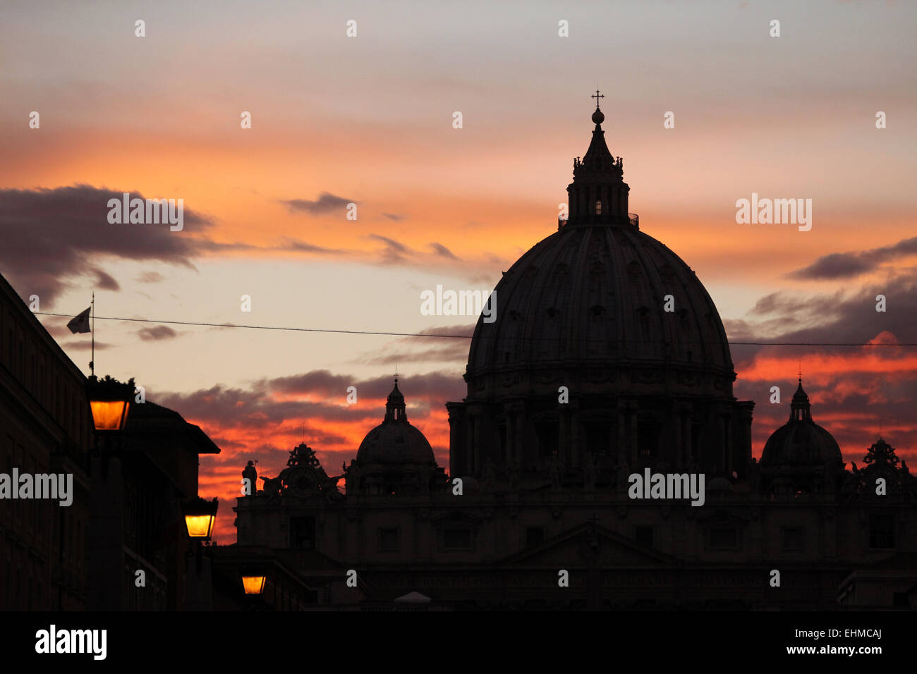 Coucher de soleil sur le dôme de la Basilique Saint Pierre au Vatican à Rome, Latium, Italie. Banque D'Images